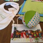 Baby Geschenke - Lätzchen, Ball / baby gifts - bib, ball / nguf