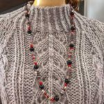 Papquiluni Halskette, Strickpulli