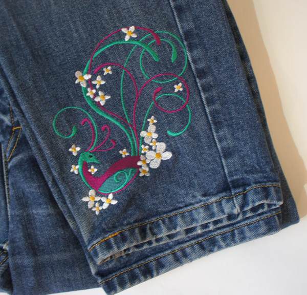 Jeans mit Stickerei – Bild 4
