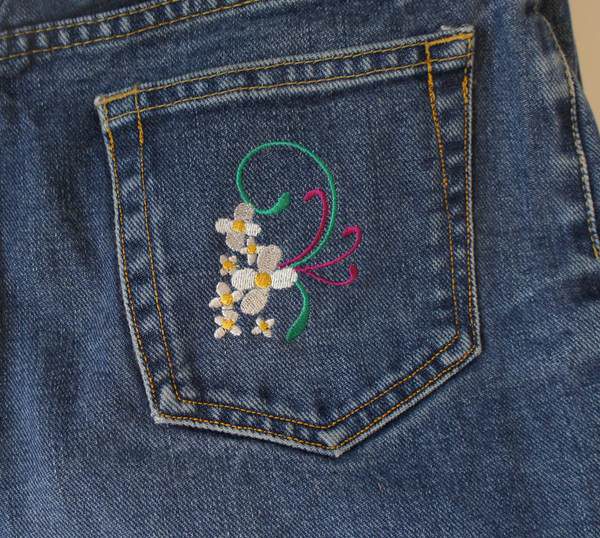 Jeans mit Stickerei