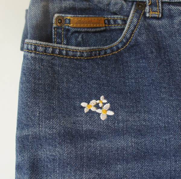 Jeans mit Stickerei – Bild 2