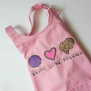 Kinderschürze mit Stickerei