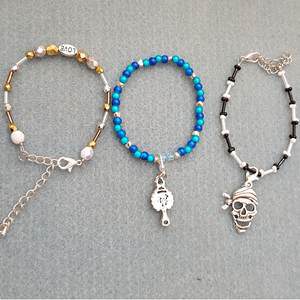 Armband mit Charms fädeln