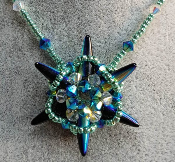 Sternencollier selber fädeln – Bild 3