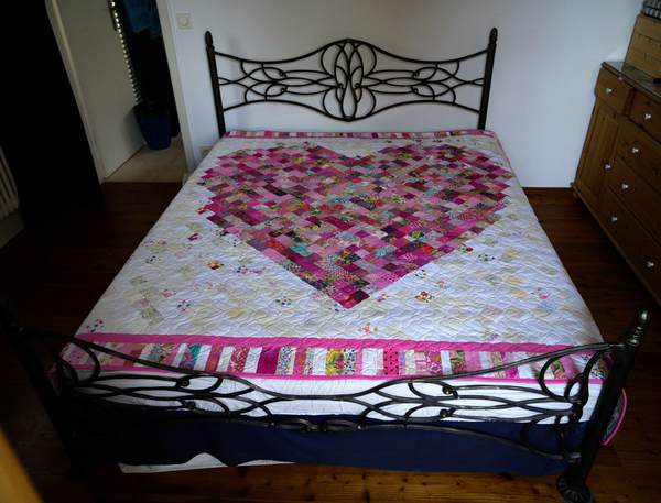Patchwork-Decke auf Bett