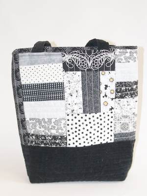 Gequiltete Handtasche in schwarz-weiß