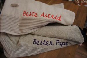 bestickte Handtücher