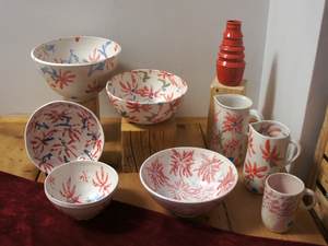 Keramikschüsseln mit roten Blumen