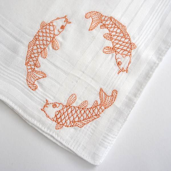 Detailansicht besticktes Taschentuch mit Koi