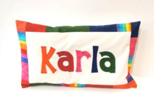 Namenskissen Karla in Regenbogen-Farben