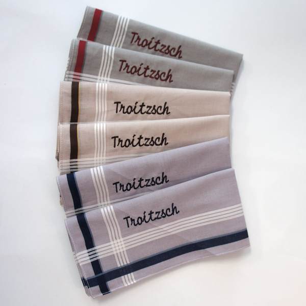 mit Namen bestickten Taschentücher