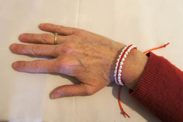 Märzchen - geknupfter Armband in rot und weiß
