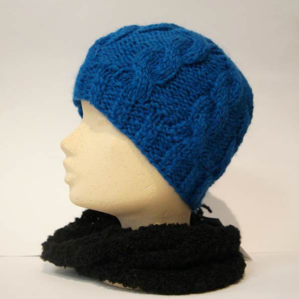handgestrickte Mütze mit Zopfmuster in blau