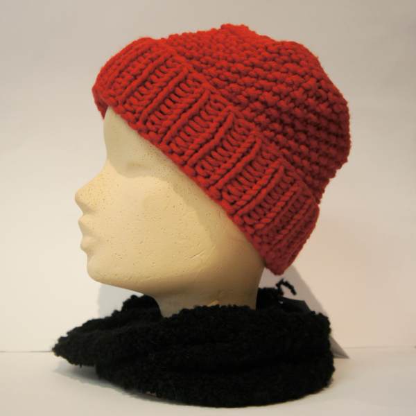 handgestrickte Mütze für Frauen in rot