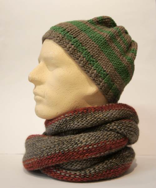 handgestrickte Mütze für Männer mit Streifen