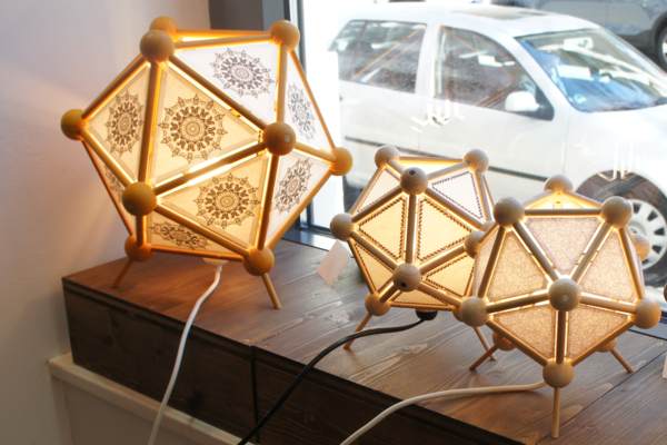 geometrischen Stehlampen aus Holz