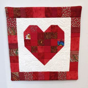 rotes Herz-Kissen aus Patchwork