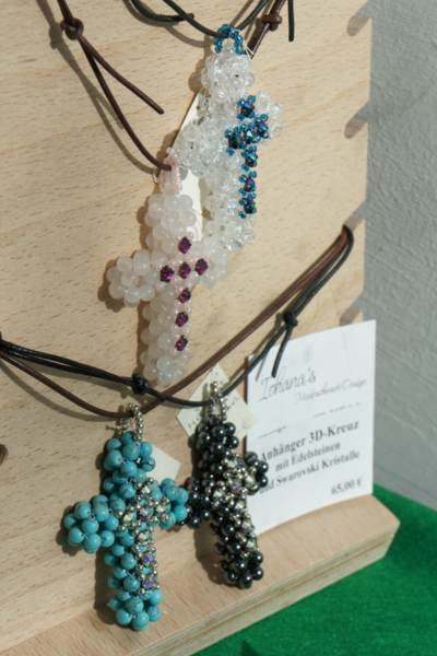 Kreuz zum Ostern aus Swarovski-Steinen Kreuz zum Ostern aus Swarovski-Steinen