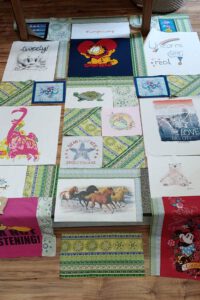 Die Lücken schließen sich! Erinnerungsdecke aus alten T-Shirts