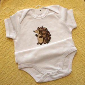 mit Igel besticktes Baby-Body mit Igel besticktes Baby-Body