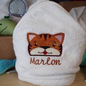 Kapuzentuch mit Tiger und Namen bestickt Kapuzentuch mit Tiger und Namen bestickt
