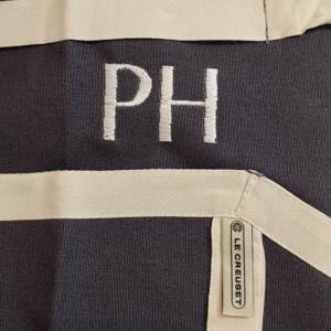 gesticktes Monogramm auf Schürze gesticktes Monogramm auf Schürze