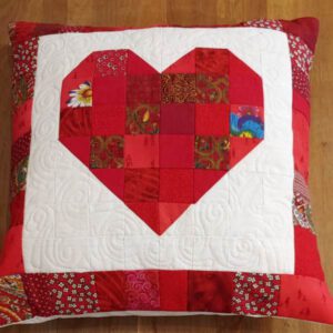 Herzkissen in rot aus Patchwork