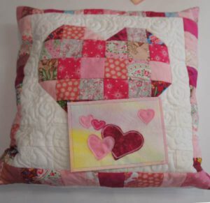 Herzkissen mit Grüßkarte in rosa zum Valentinstag Herzkissen mit Grüßkarte in rosa zum Valentinstag