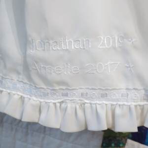 besticktes Taufkleid in weiß besticktes Taufkleid in weiß