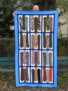 Patchworkdecke aus alten Krawatten - TieQuilt Patchworkdecke aus alten Krawatten - TieQuilt