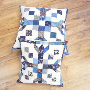 Patchwork Kissen mit Schneeflocken in blau und weiß
