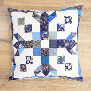 Patchwork-Kissen mit Schneeflocken Design in blau und weiss - mittelgroß