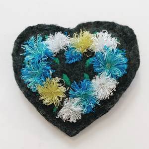 Herzbrosche mit Blumen in blau