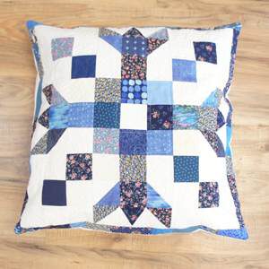 Schneeflocken Kissen aus Patchwork in blau - groß