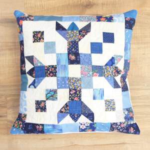 Schneeflocken Patchwork Kissen in blau und weiss