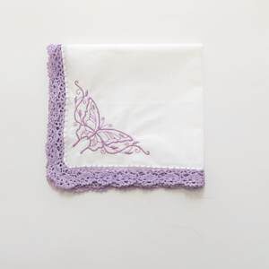 Damentaschentuch mit lila Spitzenborte & Stickerei