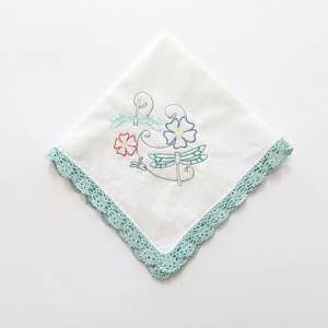 besticktes Taschentuch mit Spitzenborte in mint