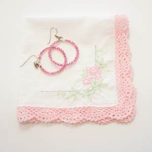 Stofftaschentuch mit rosa Spitzenborte