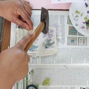 Flower Pounding – Mit-Mach-Aktion bei Hands Gallery Flower Pounding - Mit-Mach-Aktion bei Hands Gallery
