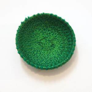 grünes Mini-Schälchen aus Strickgarn genäht