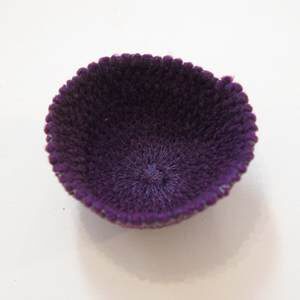 Schmuckschale aus Textil in purpur