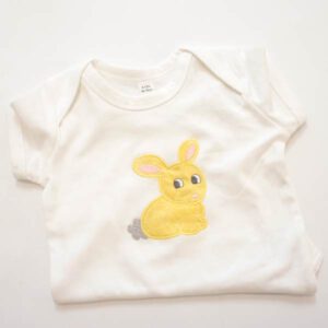 besticktes Baby-Body mit Hase in gelb