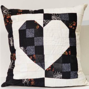 Herzkissen aus Patchwork in schwarz-weiß