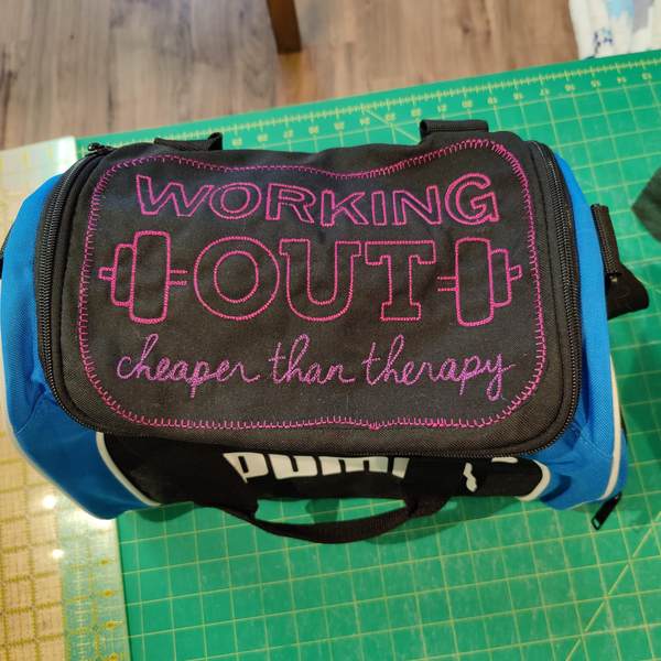 Sportstasche mit neuem Spruch bestickt