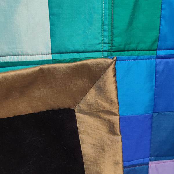 Quilteinfassung aus Seide - Rückseite aus schwarzem Wollstoff