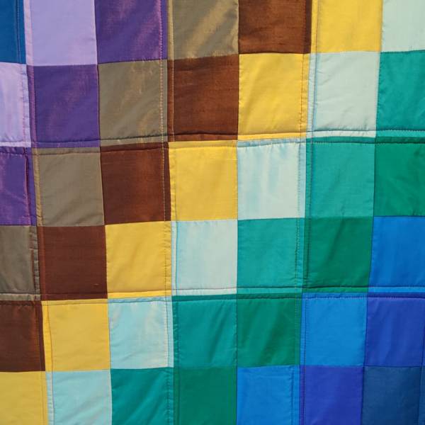 Decke aus bunten Seidenstoffen