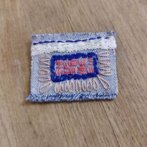 Slow-Stitch-Brosche Slow-Stitch-Brosche