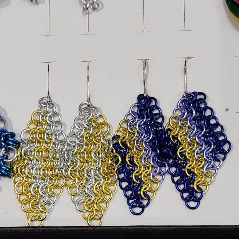 Netzohrringe mit der ChainMaille-Technik gemacht