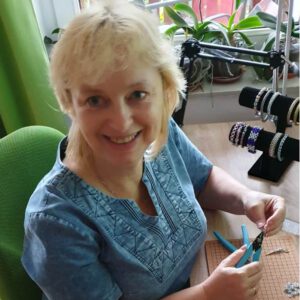 Renata macht ChainMailleSchmuck