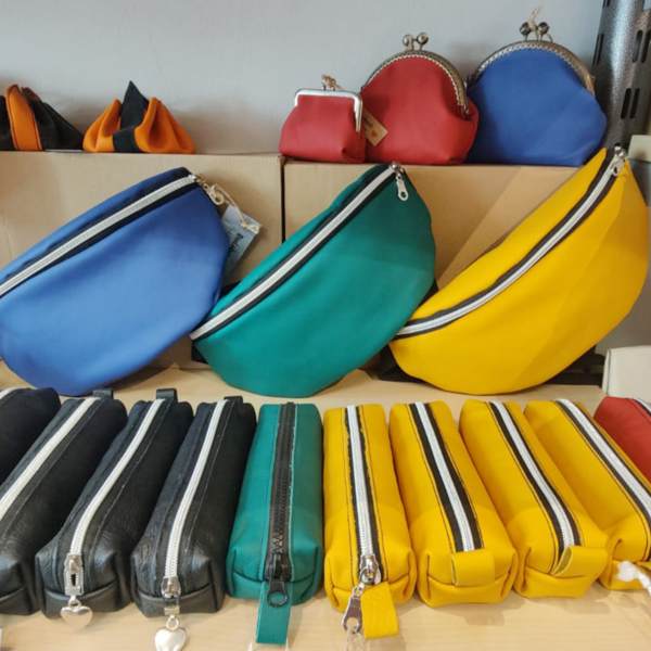Bauchtaschen und Stifte-Taschen aus Leder Bauchtaschen und Stifte-Taschen aus Leder